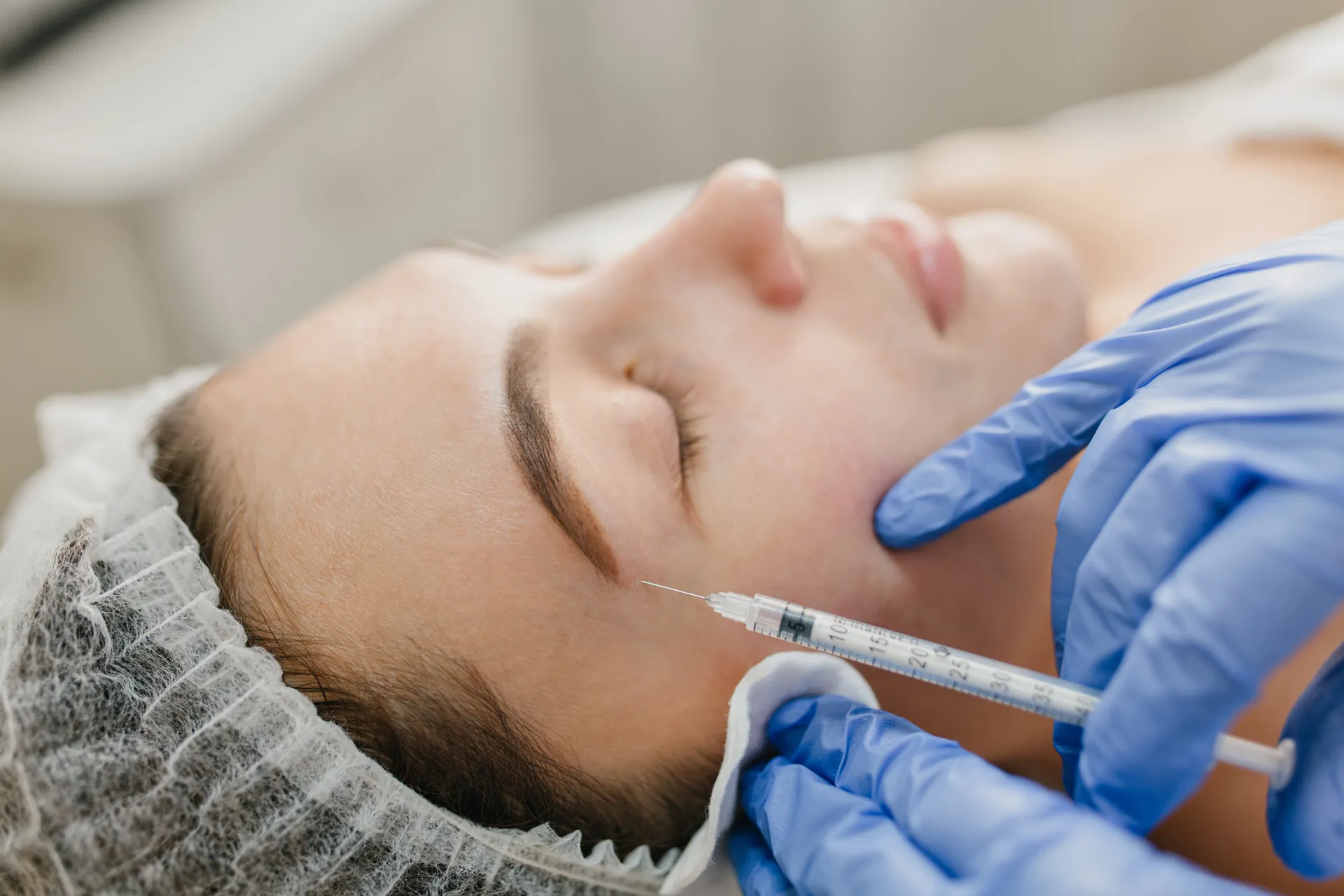 Aplicación de armonización facial con ácido hialurónico en Zapopan